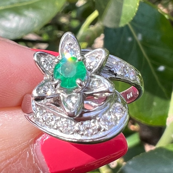 VINTAGE 14K WHITE GOOD EMERALD & DIAMOND FLOWER COCKTAIL RING FABULOUS FEMININE - Picture 16 of 16